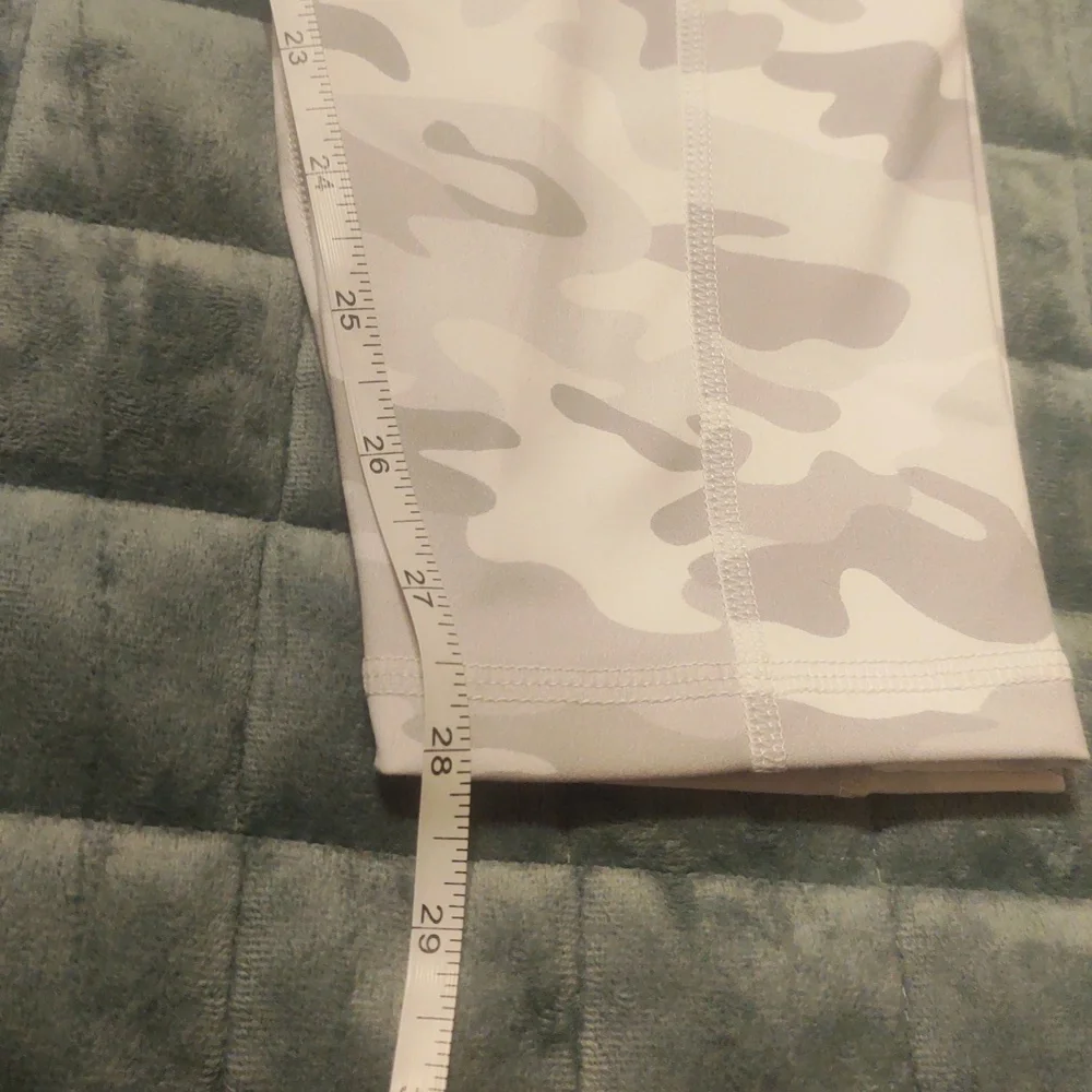 Like New! Athletic Leggings Grey/White Camo Size Large - Picture 13 of 16